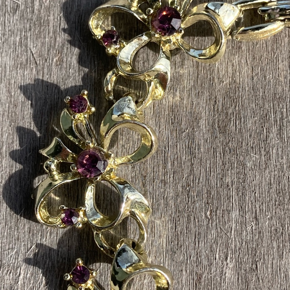 Vintage | Gold-tone Bows and Purple Rhinestone Bracelet. - Picture 3 of 7